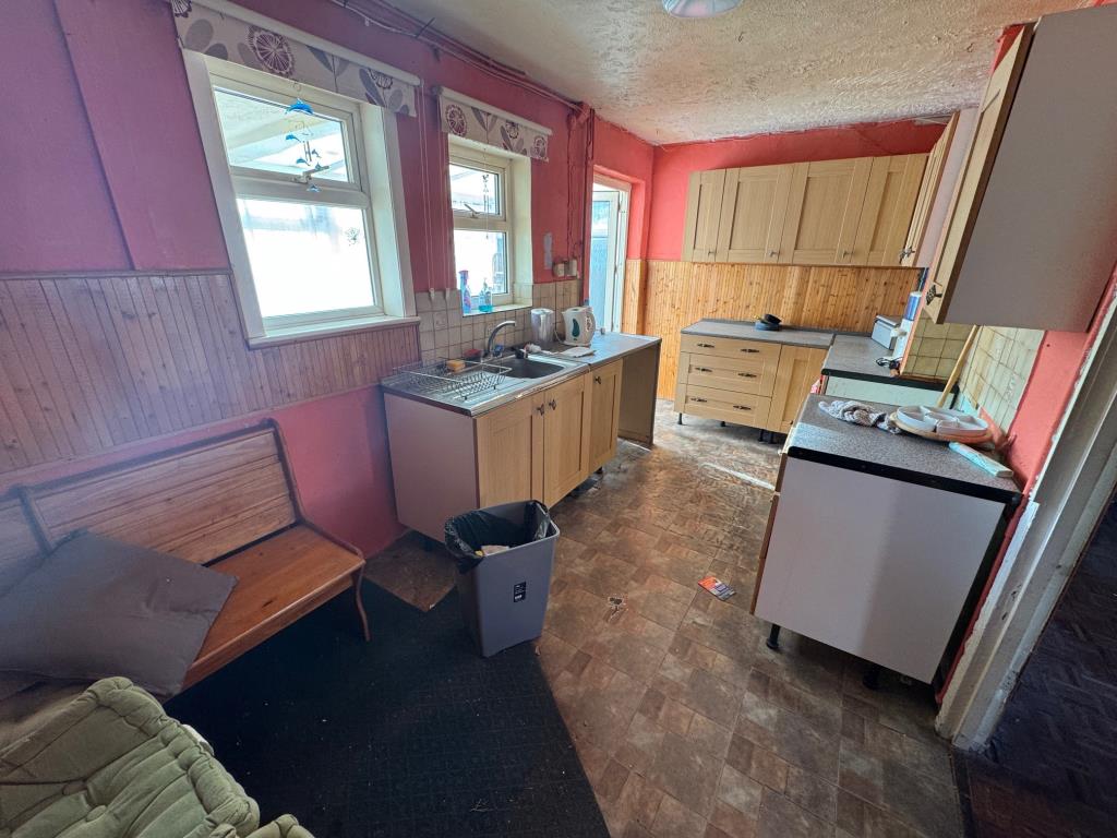Lot: 114 - TWO-BEDROOM TERRACE HOUSE IN CITY LOCATION - Kitchen - breakfast room
